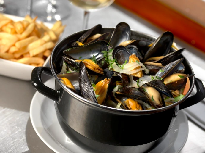 •	Casserole de moules de Zélande marinière et frites belges au Repos des Chasseurs à Bruxelles